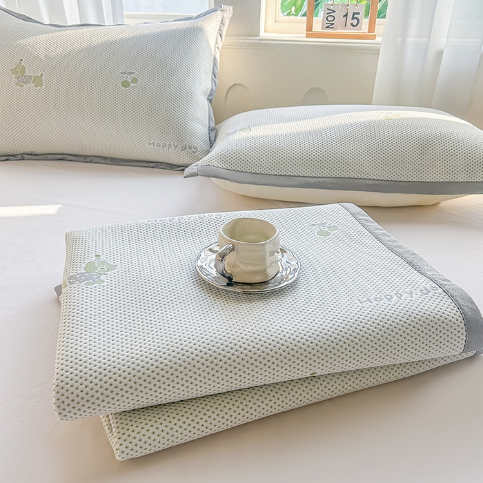 91家纺网 家纺一手货源 找家纺 柏薇 2026新款A类乙纶PE卡通刺绣凉豆豆席 小红书爆款 樱桃狗-绿