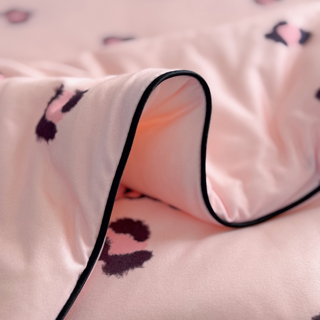 91家纺网 家纺一手货源 找家纺 暖生活 2026春夏新款A类牛奶针织棉夏被夏凉被空调被 豹纹凯蒂