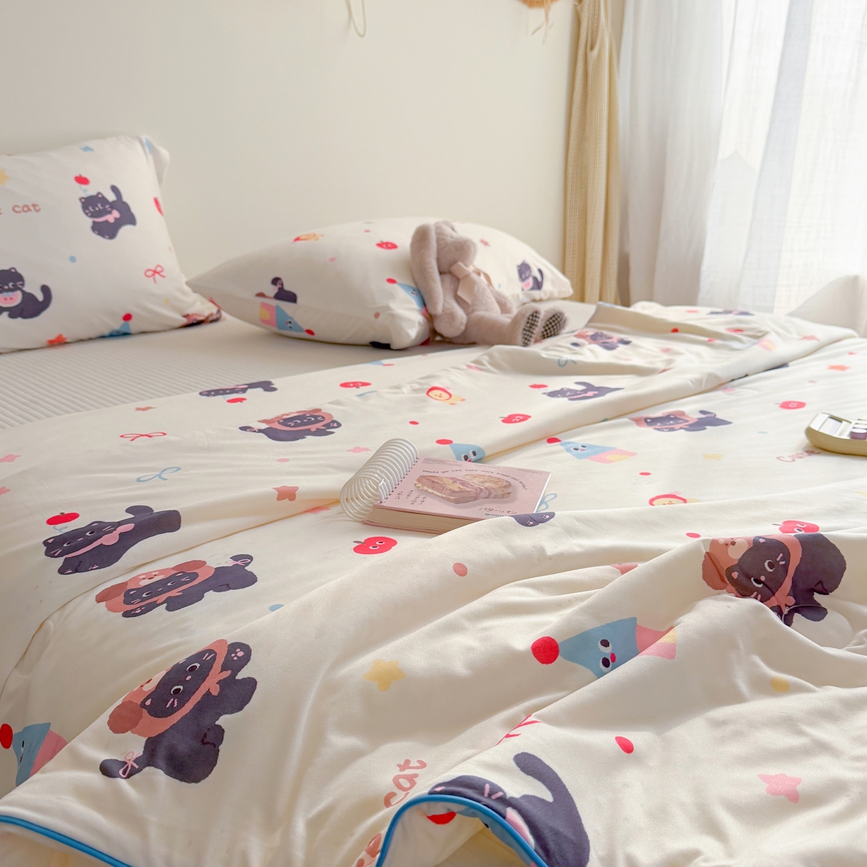 91家纺网 家纺一手货源 找家纺 暖生活 2026春夏新款A类牛奶针织棉夏被夏凉被空调被 红果小黑喵