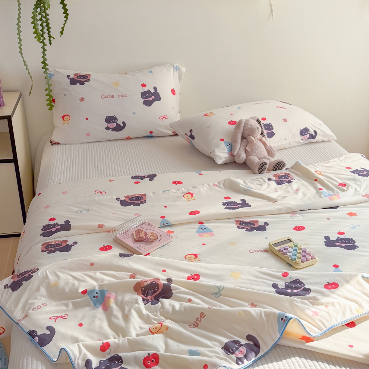 91家纺网 家纺一手货源 找家纺 暖生活 2026春夏新款A类牛奶针织棉夏被夏凉被空调被 红果小黑喵