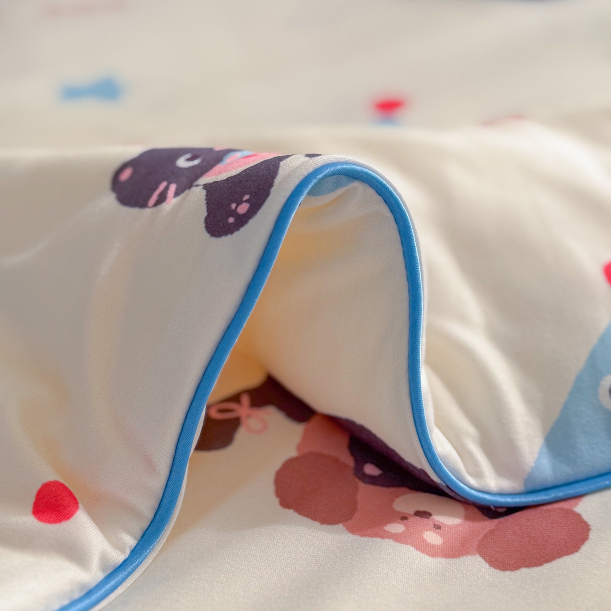 91家纺网 家纺一手货源 找家纺 暖生活 2026春夏新款A类牛奶针织棉夏被夏凉被空调被 红果小黑喵