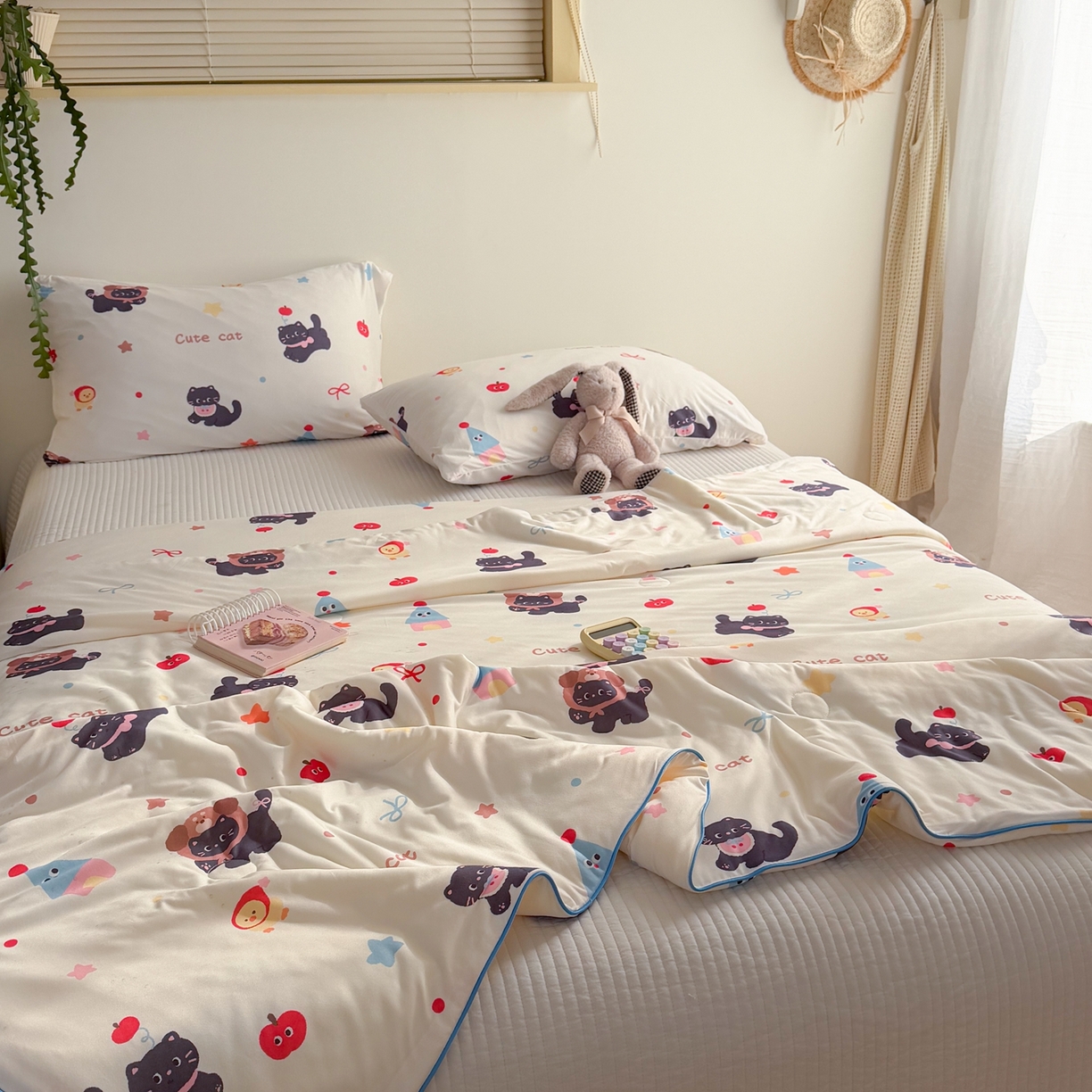 91家纺网 家纺一手货源 找家纺 暖生活 2026春夏新款A类牛奶针织棉夏被夏凉被空调被 红果小黑喵