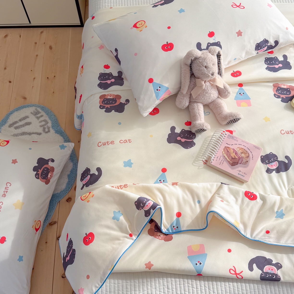 91家纺网 家纺一手货源 找家纺 暖生活 2026春夏新款A类牛奶针织棉夏被夏凉被空调被 红果小黑喵