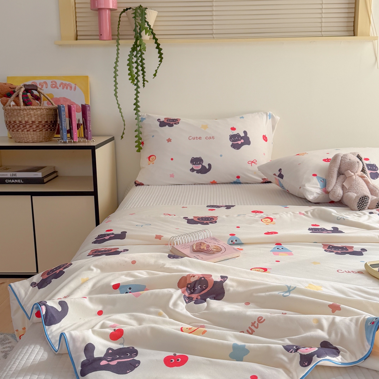 91家纺网 家纺一手货源 找家纺 暖生活 2026春夏新款A类牛奶针织棉夏被夏凉被空调被 红果小黑喵