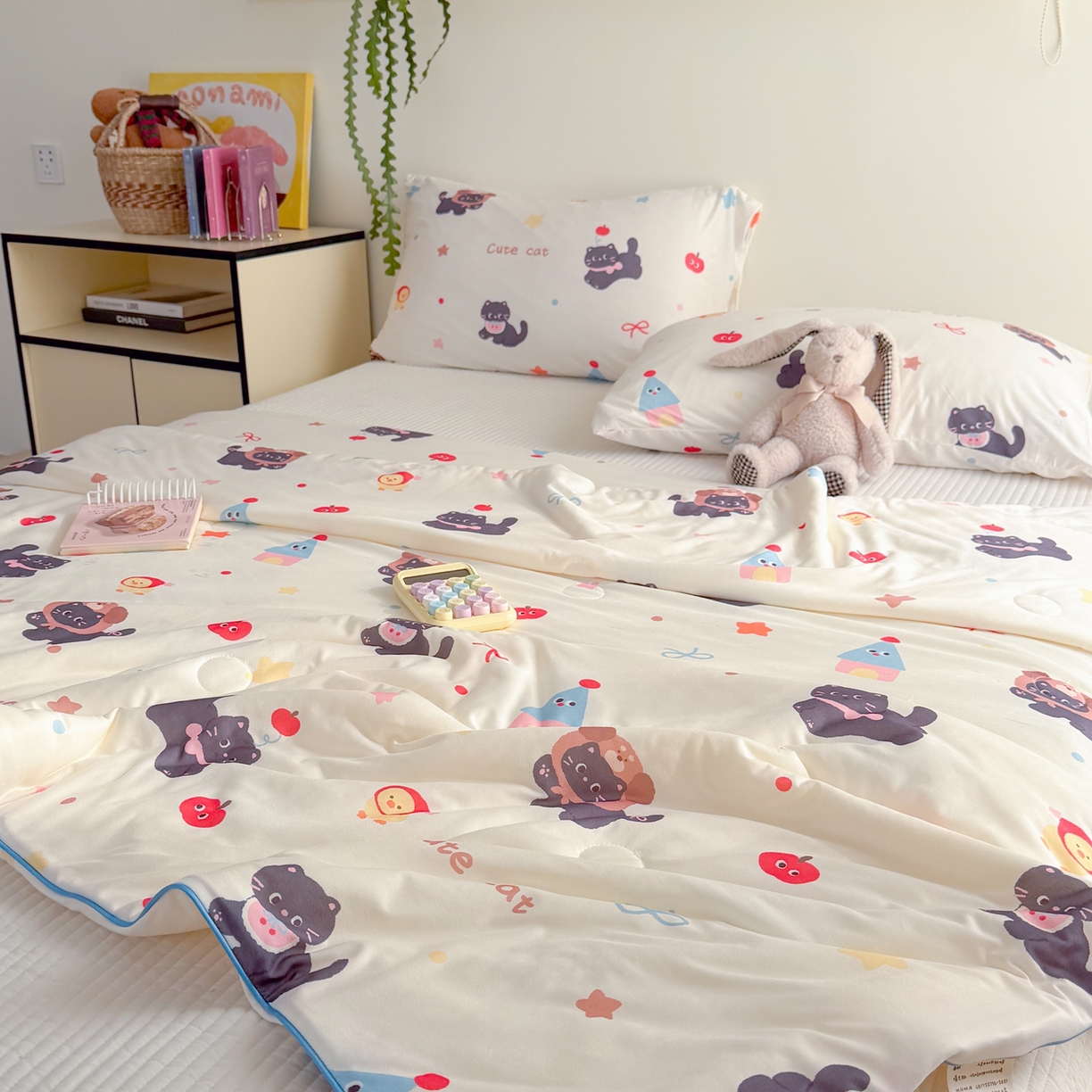 91家纺网 家纺一手货源 找家纺 暖生活 2026春夏新款A类牛奶针织棉夏被夏凉被空调被 红果小黑喵