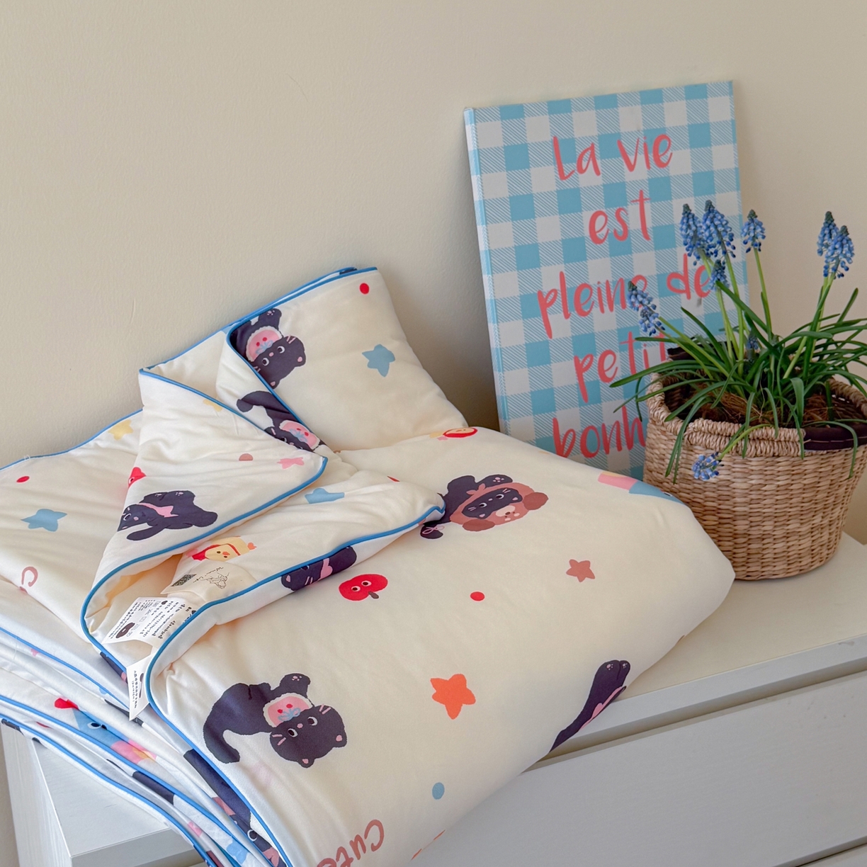 91家纺网 家纺一手货源 找家纺 暖生活 2026春夏新款A类牛奶针织棉夏被夏凉被空调被 红果小黑喵