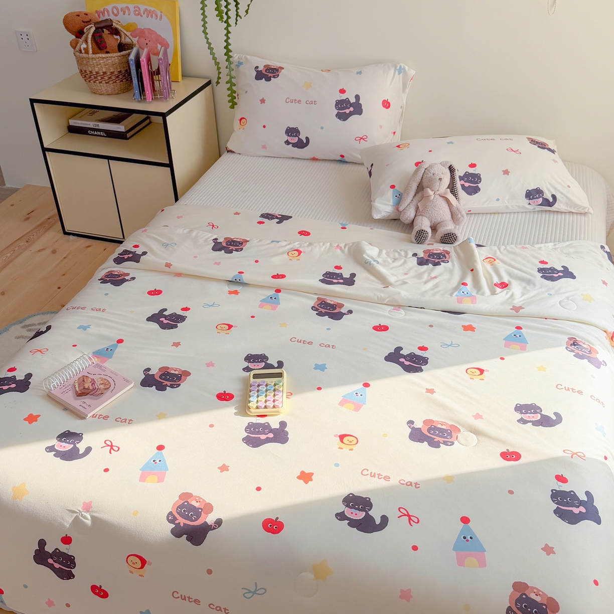 91家纺网 家纺一手货源 找家纺 暖生活 2026春夏新款A类牛奶针织棉夏被夏凉被空调被 红果小黑喵