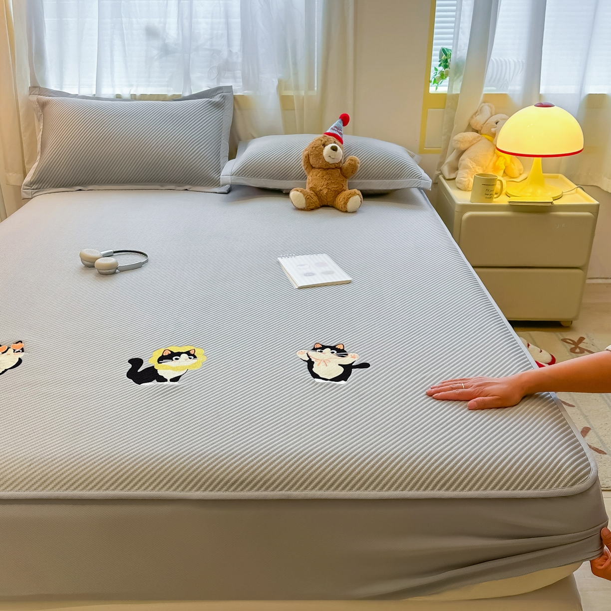 91家纺网 家纺一手货源 找家纺 （总）多乐家纺 2026新款PE提花斜纹凉感豆豆卡通刺绣大包边复合凉席