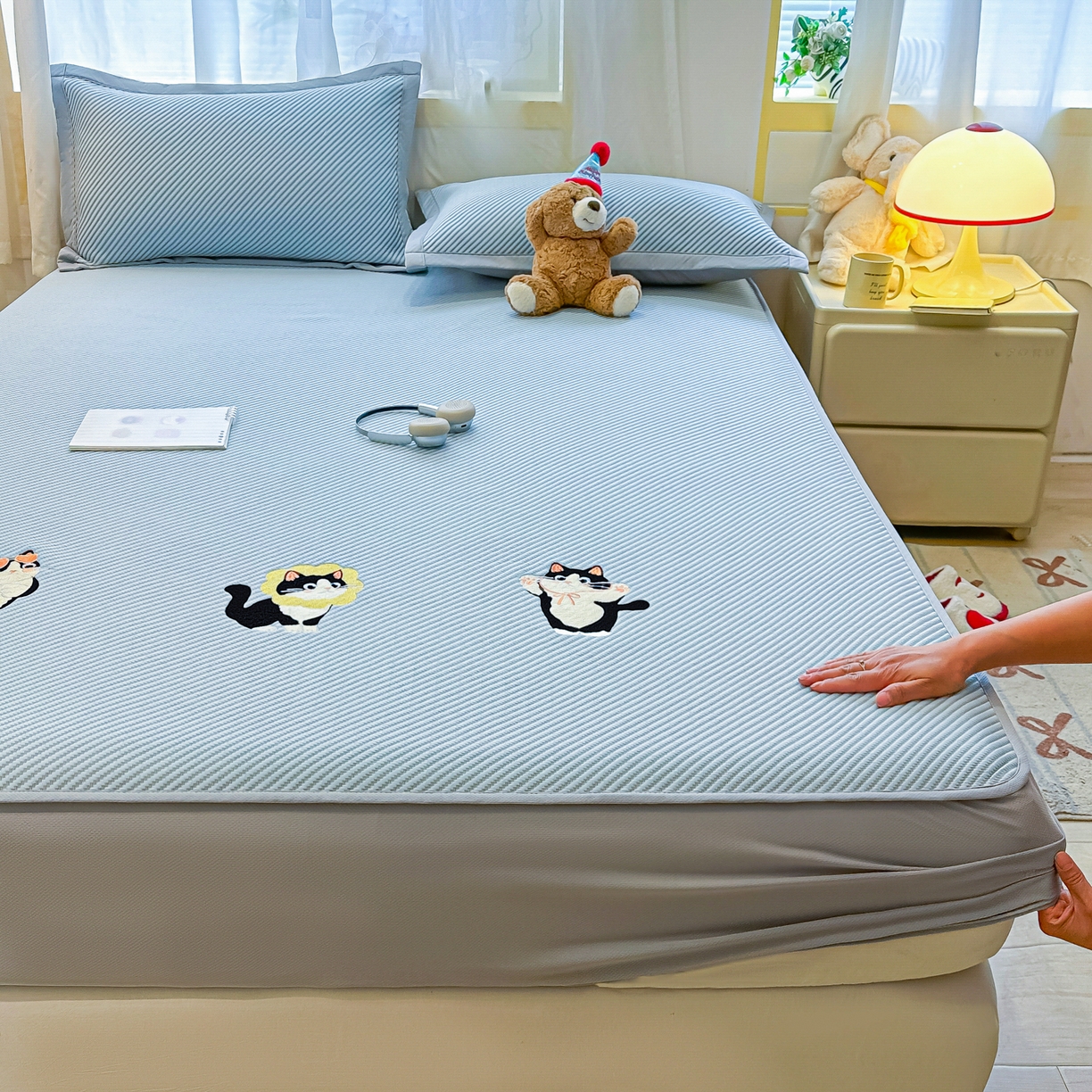 91家纺网 家纺一手货源 找家纺 （总）多乐家纺 2026新款PE提花斜纹凉感豆豆卡通刺绣大包边复合凉席