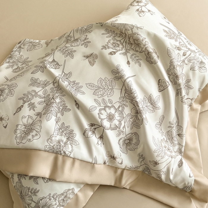 91家纺网 家纺一手货源 找家纺 金牛座家纺 2026新款高克重细斜纹丝柔质感亲肤数码印花宽边四件套-秘境系列 秘境-香槟