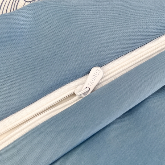 91家纺网 家纺一手货源 找家纺 金牛座家纺 2026新款高克重细斜纹丝柔质感亲肤数码印花宽边四件套-秘境系列 秘境-精致蓝