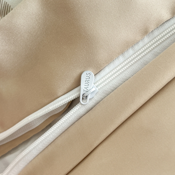 91家纺网 家纺一手货源 找家纺 金牛座家纺 2026新款高克重细斜纹丝柔质感亲肤数码印花宽边四件套-秘境系列 秘境-香槟