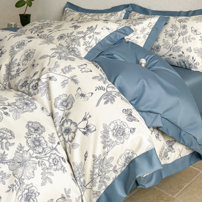 91家纺网 家纺一手货源 找家纺 金牛座家纺 2026新款高克重细斜纹丝柔质感亲肤数码印花宽边四件套-秘境系列 秘境-精致蓝