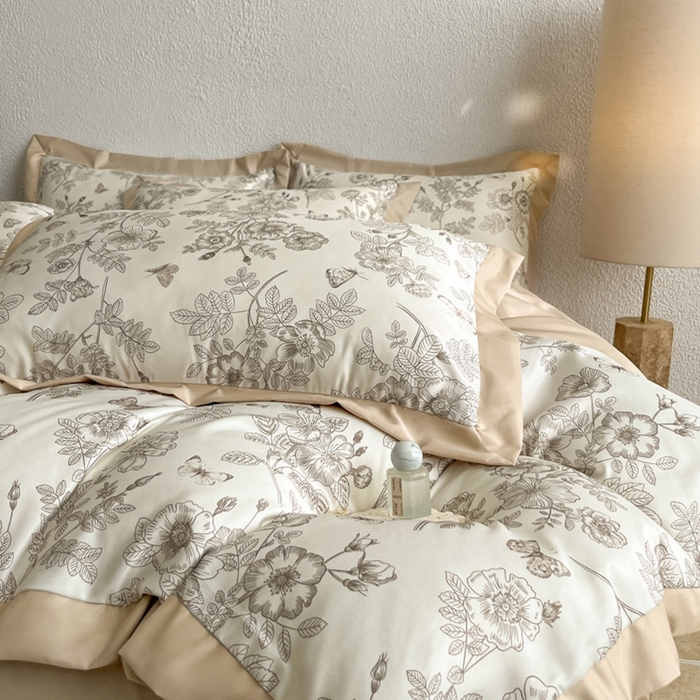 91家纺网 家纺一手货源 找家纺 金牛座家纺 2026新款高克重细斜纹丝柔质感亲肤数码印花宽边四件套-秘境系列 秘境-香槟