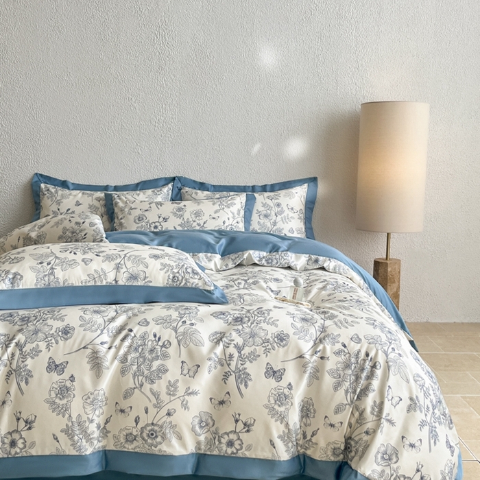 91家纺网 家纺一手货源 找家纺 金牛座家纺 2026新款高克重细斜纹丝柔质感亲肤数码印花宽边四件套-秘境系列 秘境-精致蓝