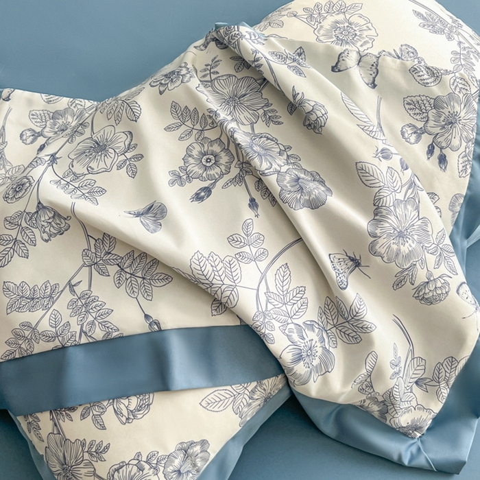 91家纺网 家纺一手货源 找家纺 金牛座家纺 2026新款高克重细斜纹丝柔质感亲肤数码印花宽边四件套-秘境系列 秘境-精致蓝