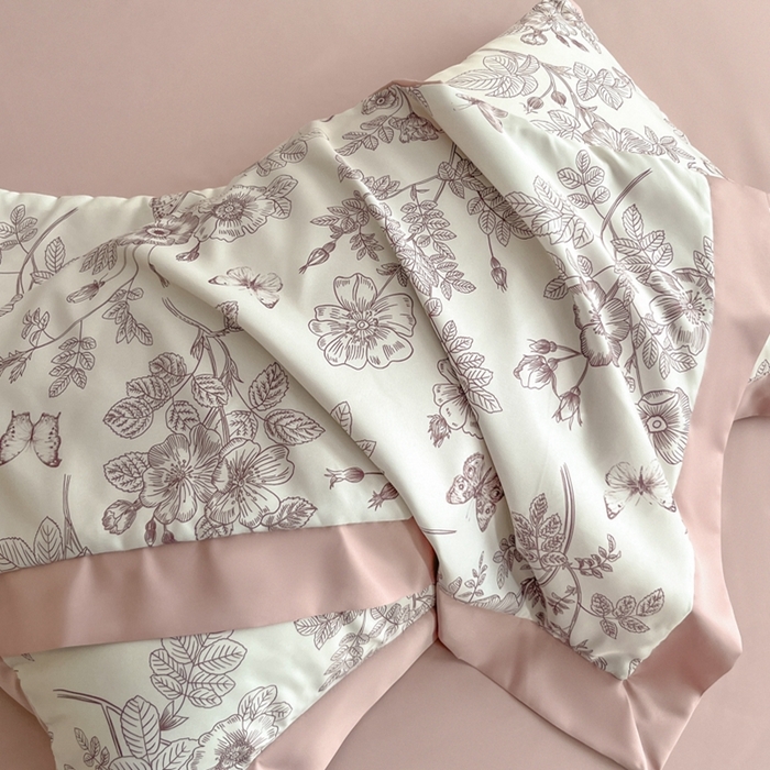 91家纺网 家纺一手货源 找家纺 金牛座家纺 2026新款高克重细斜纹丝柔质感亲肤数码印花宽边四件套-秘境系列 秘境-浅豆沙