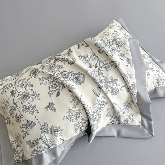 91家纺网 家纺一手货源 找家纺 金牛座家纺 2026新款高克重细斜纹丝柔质感亲肤数码印花宽边四件套-秘境系列 秘境-灰