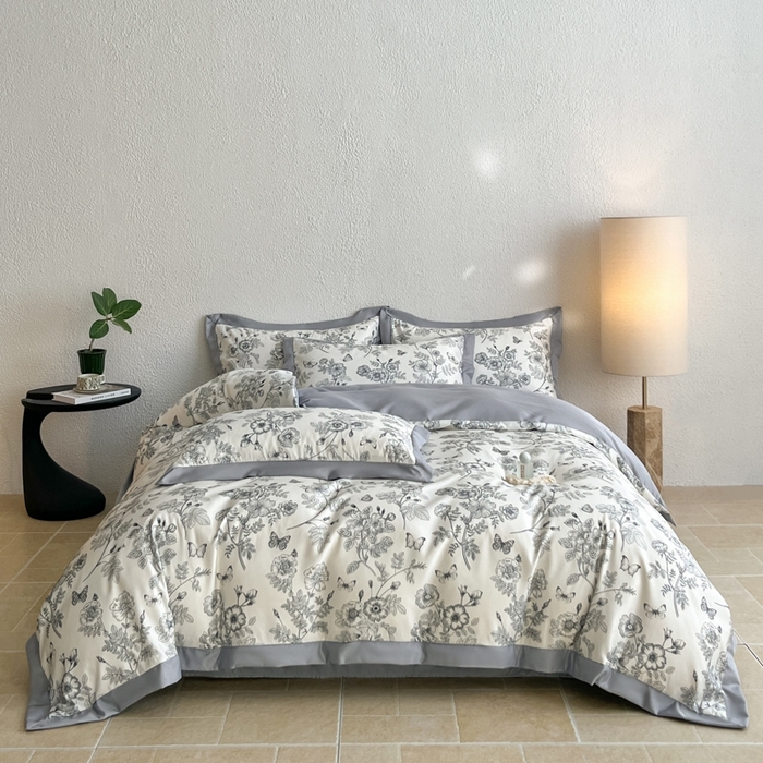 91家纺网 家纺一手货源 找家纺 金牛座家纺 2026新款高克重细斜纹丝柔质感亲肤数码印花宽边四件套-秘境系列 秘境-灰