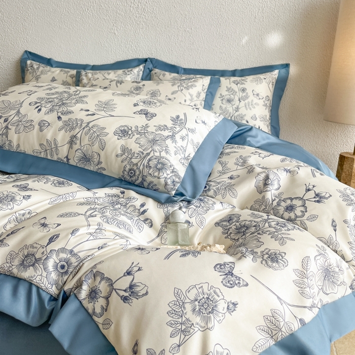 91家纺网 家纺一手货源 找家纺 金牛座家纺 2026新款高克重细斜纹丝柔质感亲肤数码印花宽边四件套-秘境系列 秘境-精致蓝