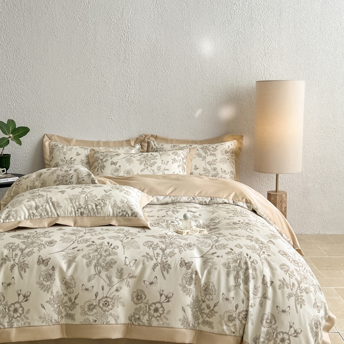 91家纺网 家纺一手货源 找家纺 金牛座家纺 2026新款高克重细斜纹丝柔质感亲肤数码印花宽边四件套-秘境系列 秘境-香槟