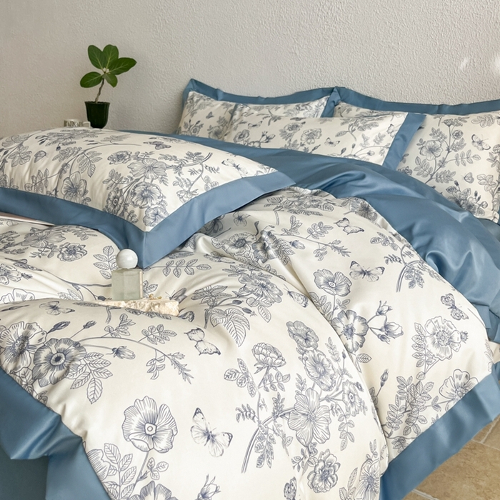 91家纺网 家纺一手货源 找家纺 金牛座家纺 2026新款高克重细斜纹丝柔质感亲肤数码印花宽边四件套-秘境系列 秘境-精致蓝