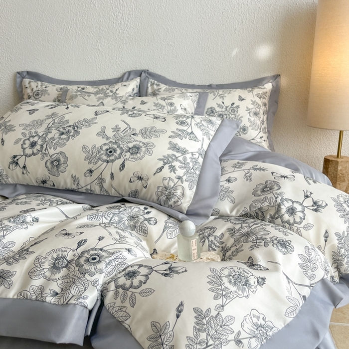 91家纺网 家纺一手货源 找家纺 金牛座家纺 2026新款高克重细斜纹丝柔质感亲肤数码印花宽边四件套-秘境系列 秘境-灰