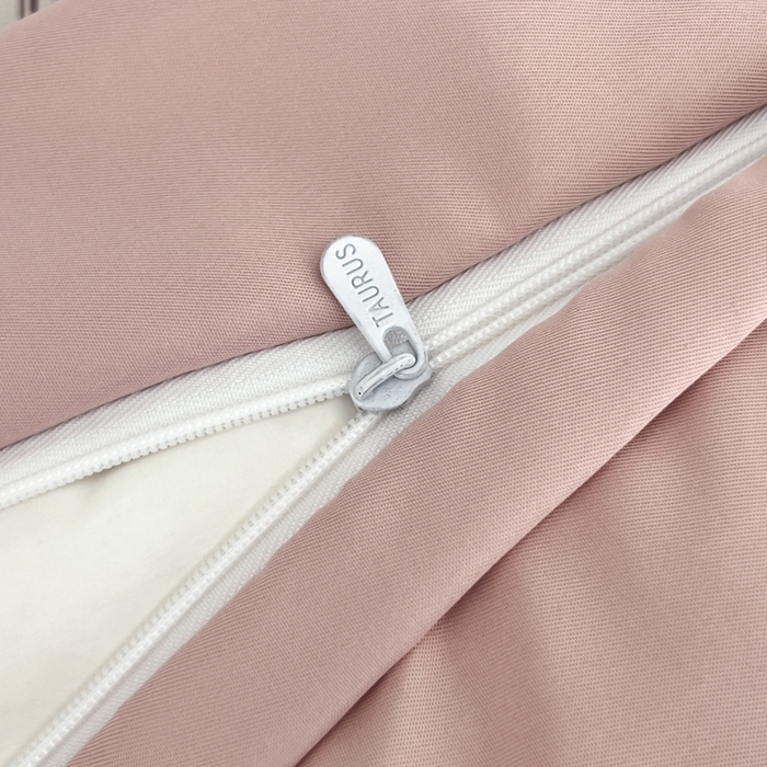 91家纺网 家纺一手货源 找家纺 金牛座家纺 2026新款高克重细斜纹丝柔质感亲肤数码印花宽边四件套-秘境系列 秘境-浅豆沙