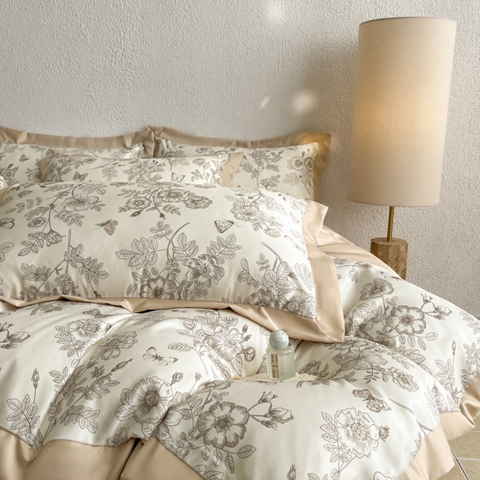 91家纺网 家纺一手货源 找家纺 金牛座家纺 2026新款高克重细斜纹丝柔质感亲肤数码印花宽边四件套-秘境系列 秘境-香槟