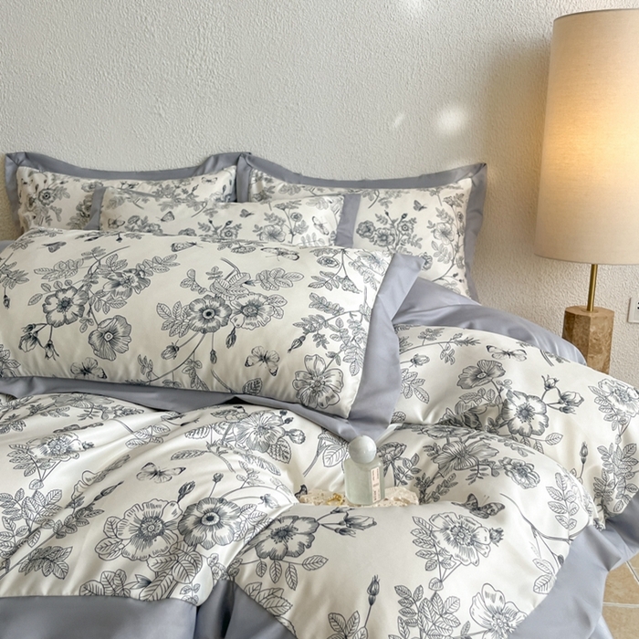 91家纺网 家纺一手货源 找家纺 金牛座家纺 2026新款高克重细斜纹丝柔质感亲肤数码印花宽边四件套-秘境系列 秘境-灰