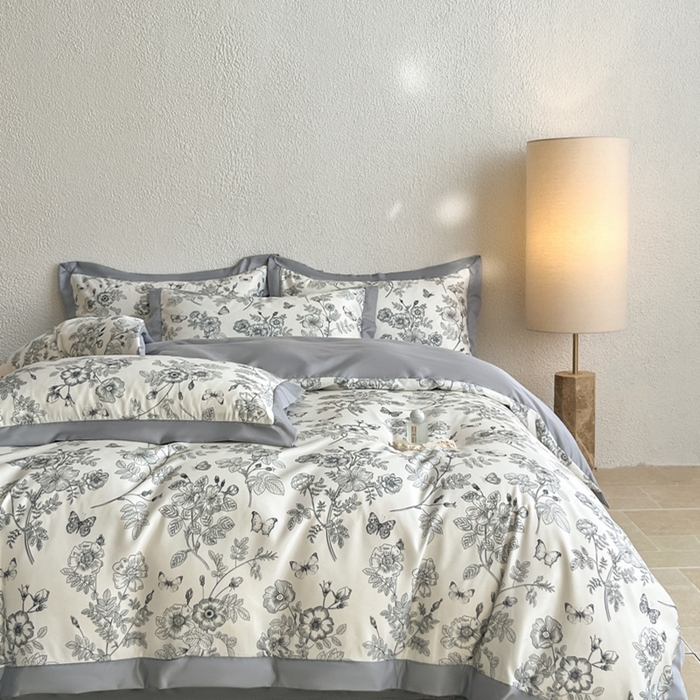 91家纺网 家纺一手货源 找家纺 金牛座家纺 2026新款高克重细斜纹丝柔质感亲肤数码印花宽边四件套-秘境系列 秘境-灰