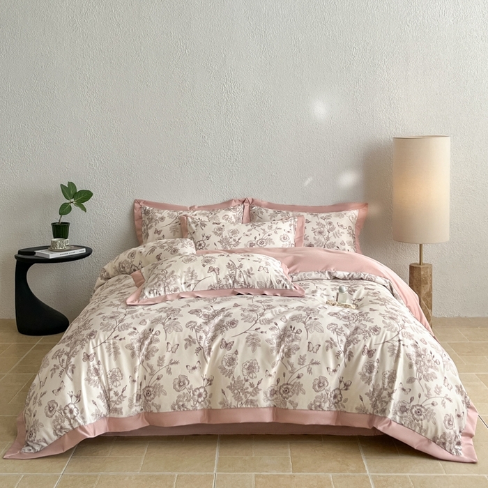 91家纺网 家纺一手货源 找家纺 金牛座家纺 2026新款高克重细斜纹丝柔质感亲肤数码印花宽边四件套-秘境系列 秘境-浅豆沙