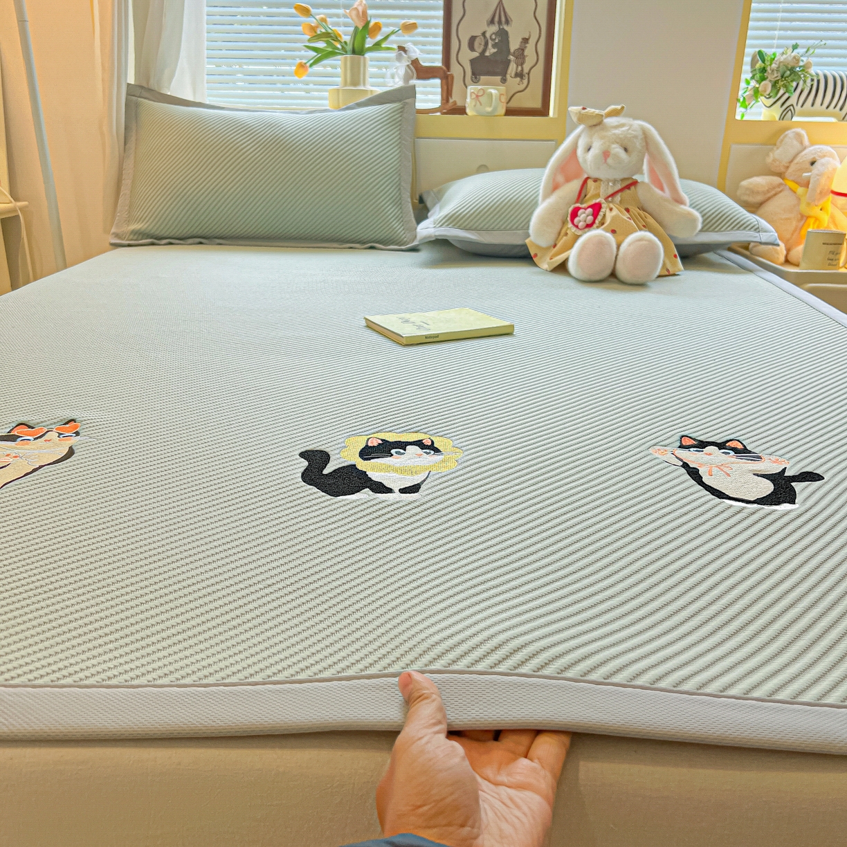 91家纺网 家纺一手货源 找家纺 （总）多乐家纺 2026新款PE提花斜纹凉感豆豆卡通刺绣大包边复合凉席