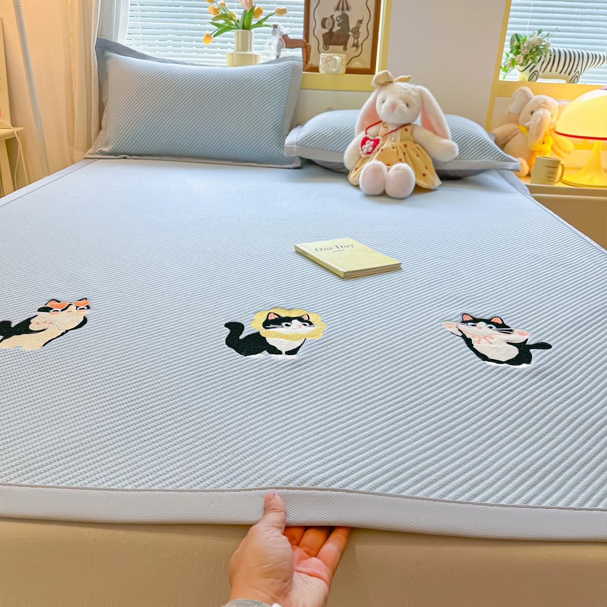 91家纺网 家纺一手货源 找家纺 （总）多乐家纺 2026新款PE提花斜纹凉感豆豆卡通刺绣大包边复合凉席