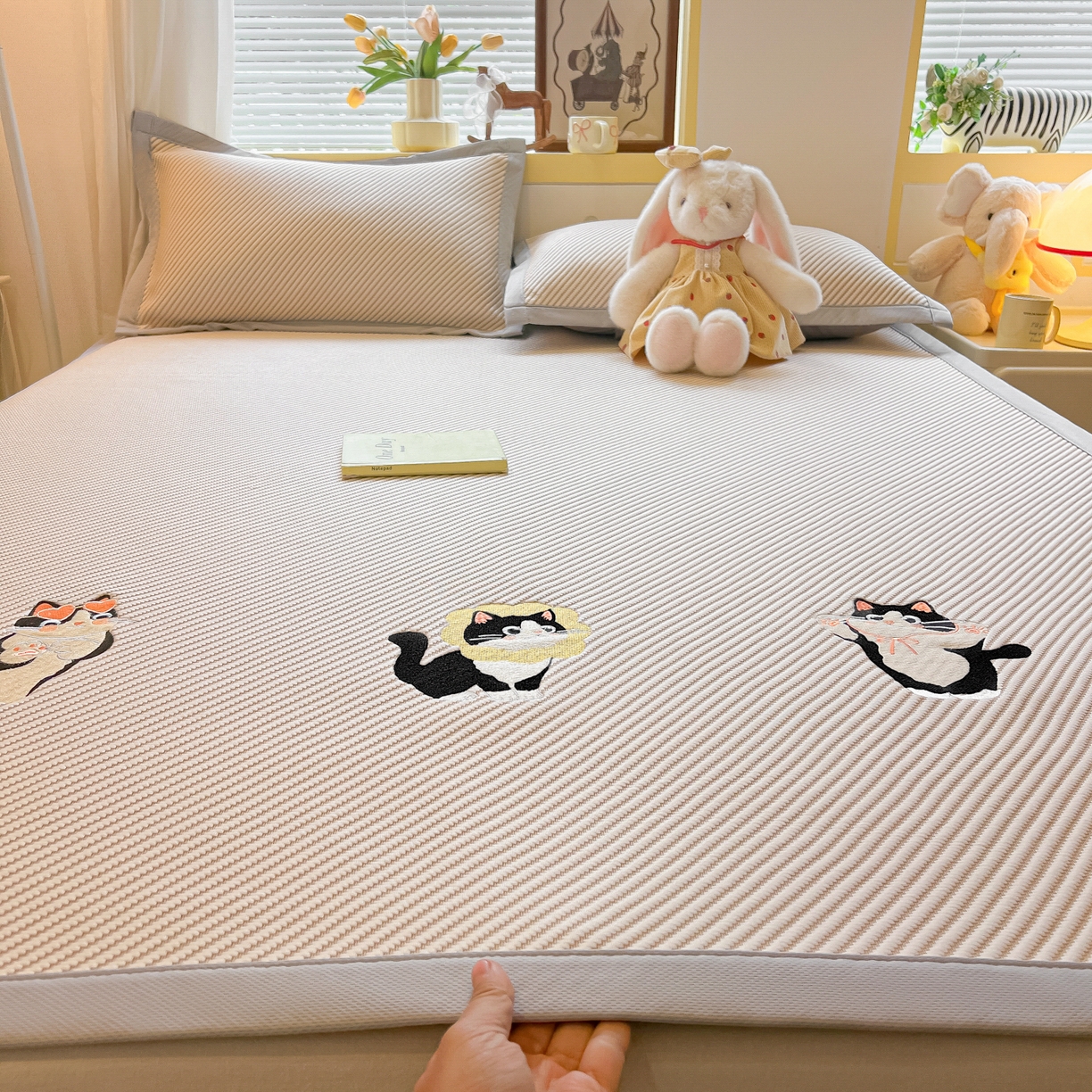 91家纺网 家纺一手货源 找家纺 （总）多乐家纺 2026新款PE提花斜纹凉感豆豆卡通刺绣大包边复合凉席