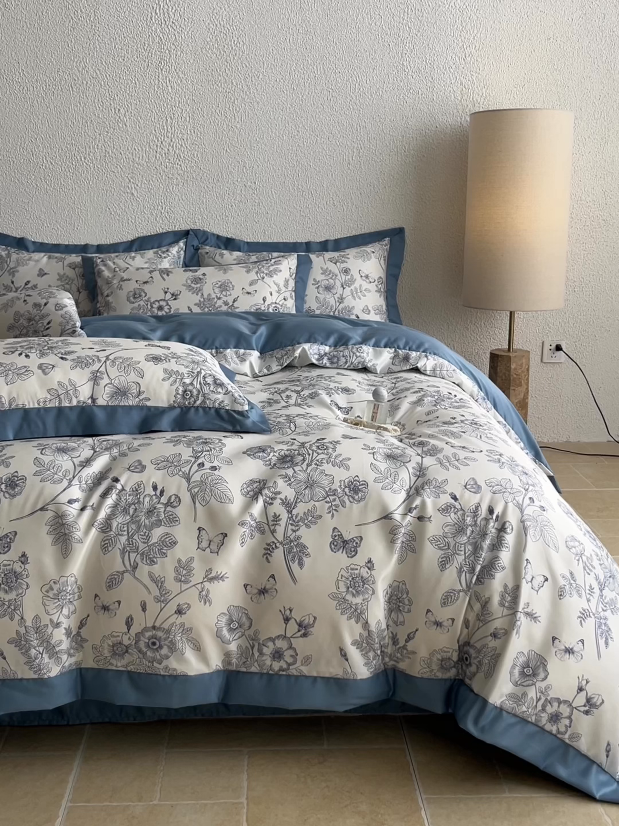 91家纺网 家纺一手货源 找家纺 金牛座家纺 2026新款高克重细斜纹丝柔质感亲肤数码印花宽边四件套-秘境系列 秘境-精致蓝