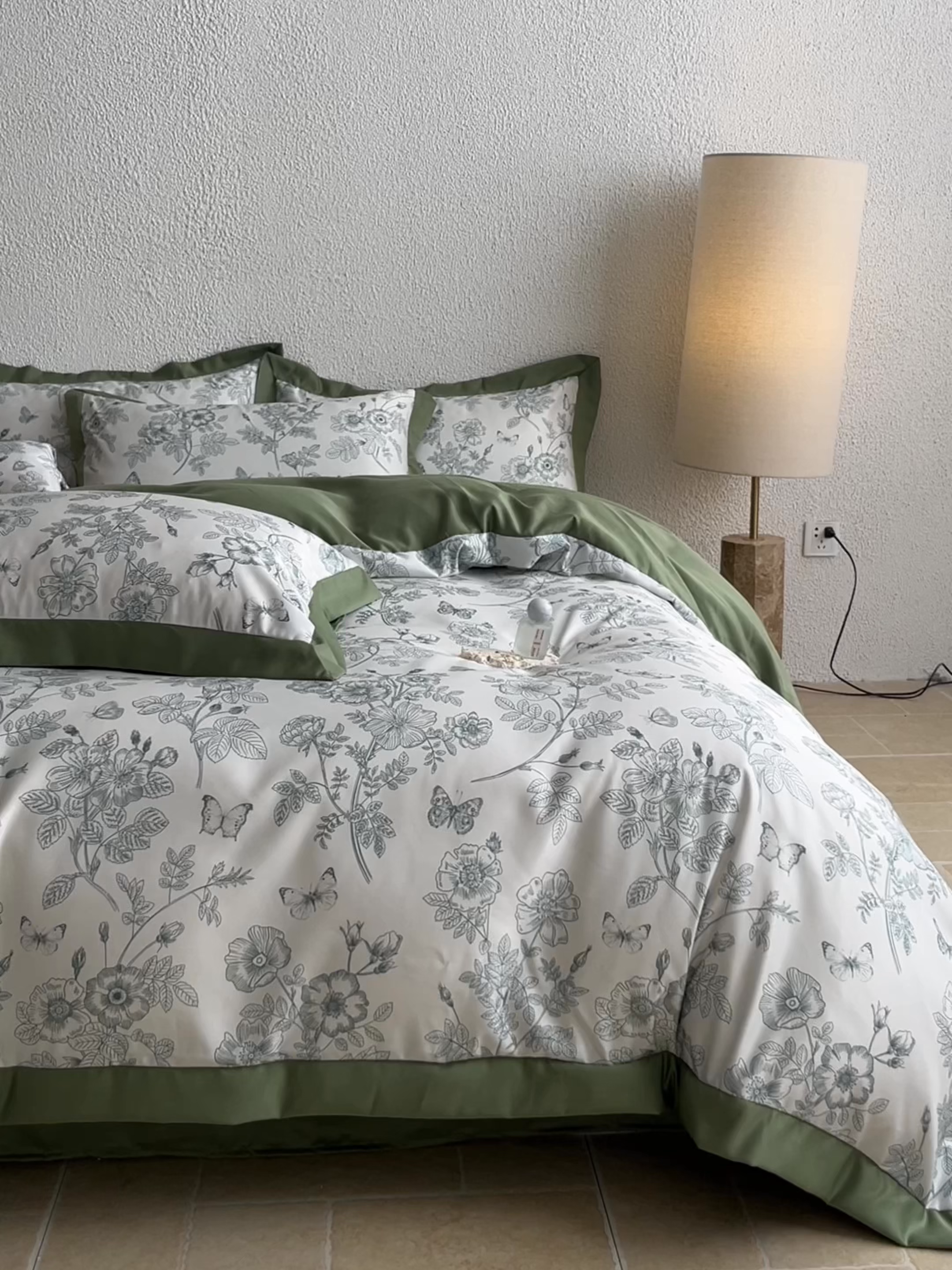 91家纺网 家纺一手货源 找家纺 金牛座家纺 2026新款高克重细斜纹丝柔质感亲肤数码印花宽边四件套-秘境系列 秘境-橄榄绿