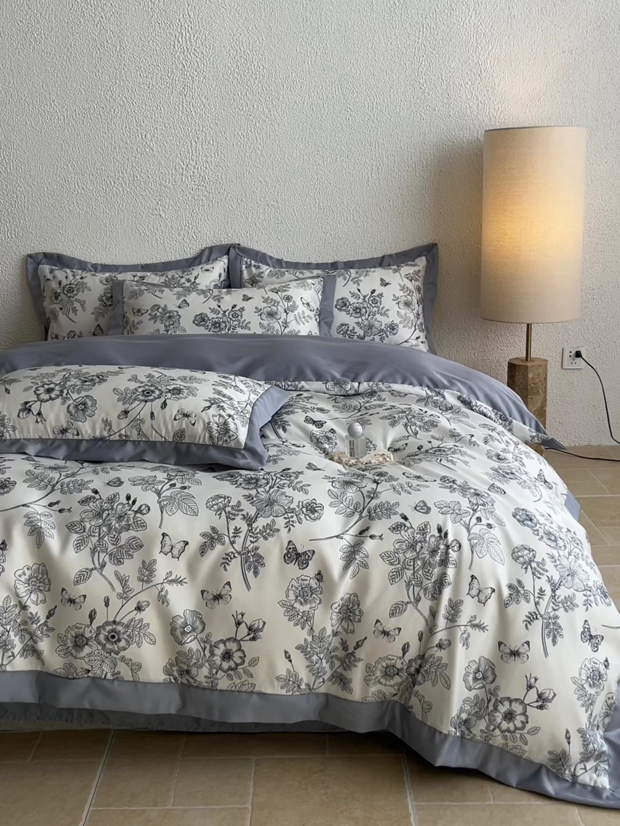 91家纺网 家纺一手货源 找家纺 金牛座家纺 2026新款高克重细斜纹丝柔质感亲肤数码印花宽边四件套-秘境系列 秘境-灰