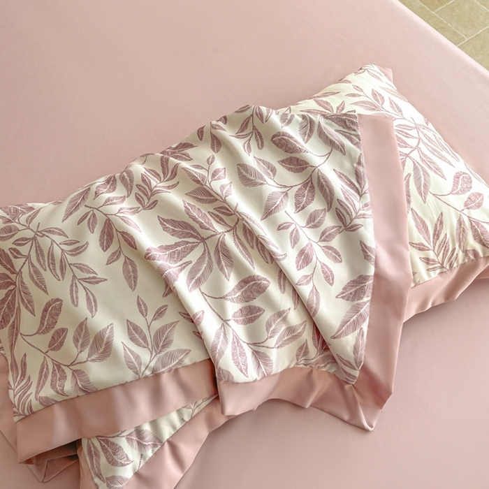 91家纺网 家纺一手货源 找家纺 金牛座家纺 2026新款高克重细斜纹丝柔质感亲肤数码印花宽边四件套-叶舞系列 叶舞-浅豆沙