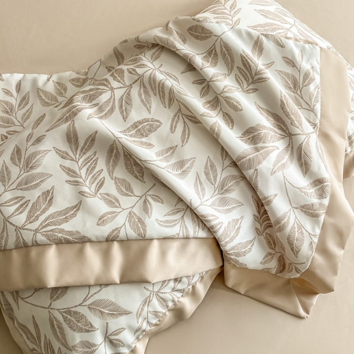 91家纺网 家纺一手货源 找家纺 金牛座家纺 2026新款高克重细斜纹丝柔质感亲肤数码印花宽边四件套-叶舞系列 叶舞-香槟