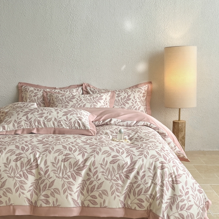 91家纺网 家纺一手货源 找家纺 金牛座家纺 2026新款高克重细斜纹丝柔质感亲肤数码印花宽边四件套-叶舞系列 叶舞-浅豆沙