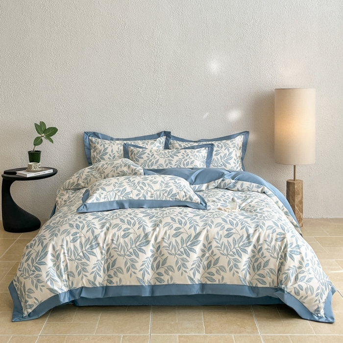 91家纺网 家纺一手货源 找家纺 金牛座家纺 2026新款高克重细斜纹丝柔质感亲肤数码印花宽边四件套-叶舞系列 叶舞-精致蓝