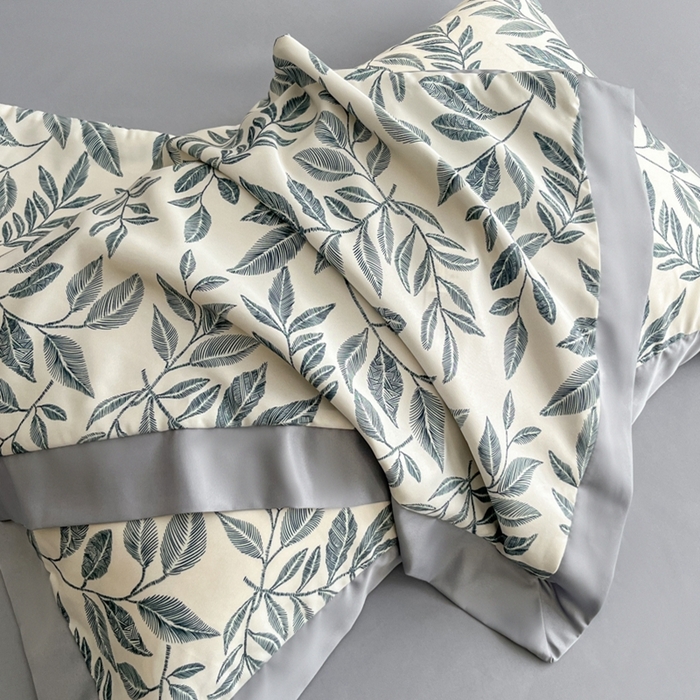 91家纺网 家纺一手货源 找家纺 金牛座家纺 2026新款高克重细斜纹丝柔质感亲肤数码印花宽边四件套-叶舞系列 叶舞-灰