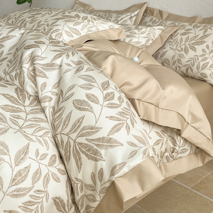 91家纺网 家纺一手货源 找家纺 金牛座家纺 2026新款高克重细斜纹丝柔质感亲肤数码印花宽边四件套-叶舞系列 叶舞-香槟