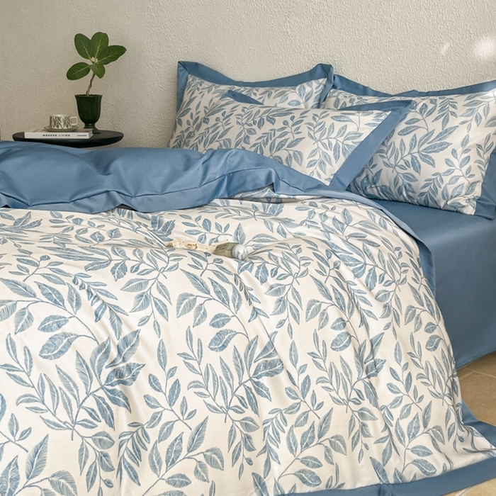 91家纺网 家纺一手货源 找家纺 金牛座家纺 2026新款高克重细斜纹丝柔质感亲肤数码印花宽边四件套-叶舞系列 叶舞-精致蓝