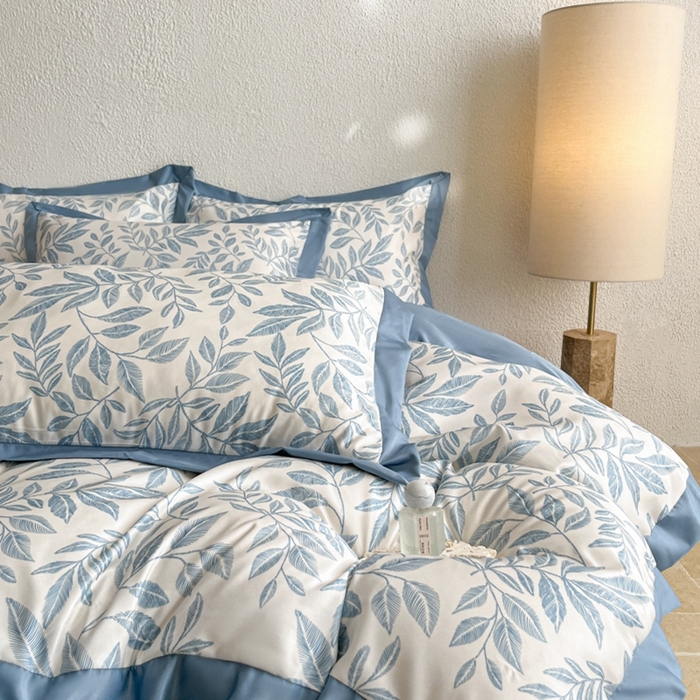 91家纺网 家纺一手货源 找家纺 金牛座家纺 2026新款高克重细斜纹丝柔质感亲肤数码印花宽边四件套-叶舞系列 叶舞-精致蓝