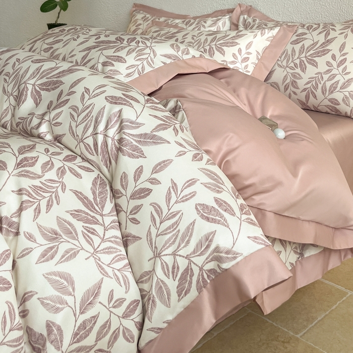 91家纺网 家纺一手货源 找家纺 金牛座家纺 2026新款高克重细斜纹丝柔质感亲肤数码印花宽边四件套-叶舞系列 叶舞-浅豆沙