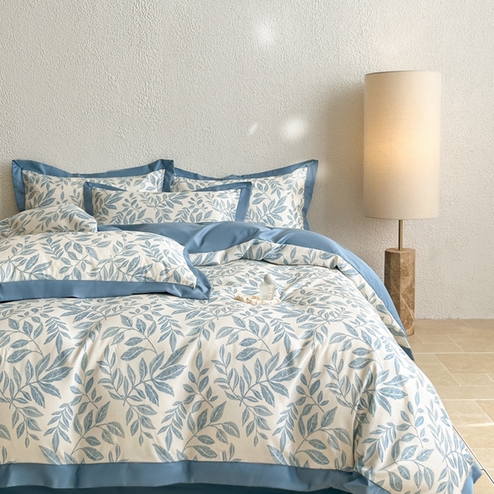 91家纺网 家纺一手货源 找家纺 金牛座家纺 2026新款高克重细斜纹丝柔质感亲肤数码印花宽边四件套-叶舞系列 叶舞-精致蓝