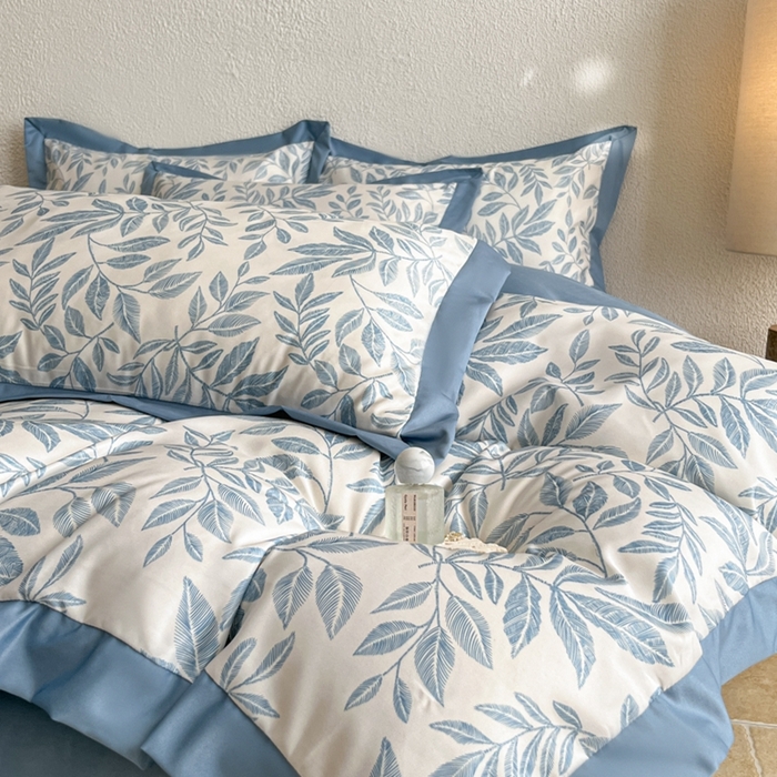 91家纺网 家纺一手货源 找家纺 金牛座家纺 2026新款高克重细斜纹丝柔质感亲肤数码印花宽边四件套-叶舞系列 叶舞-精致蓝