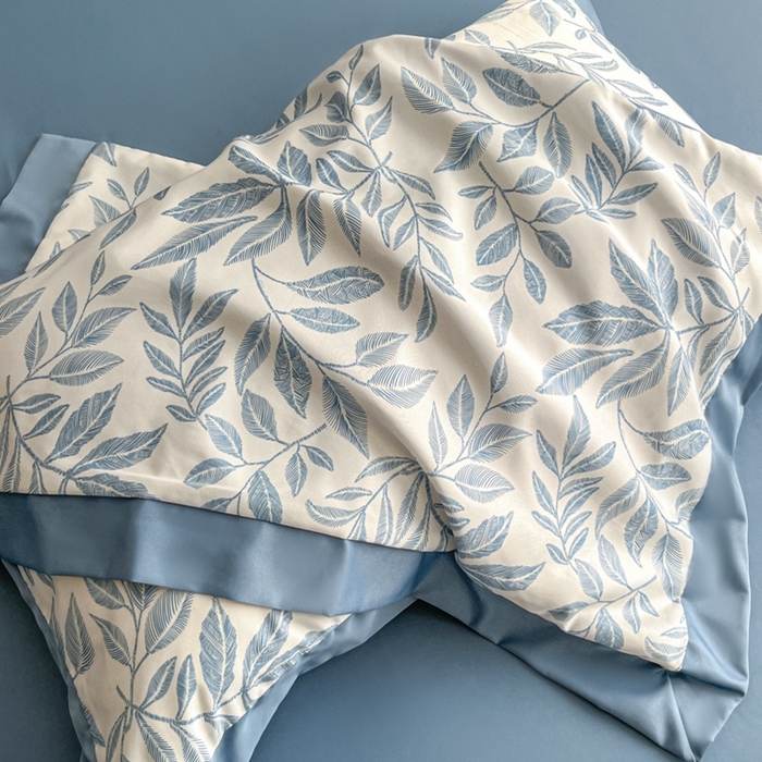 91家纺网 家纺一手货源 找家纺 金牛座家纺 2026新款高克重细斜纹丝柔质感亲肤数码印花宽边四件套-叶舞系列 叶舞-精致蓝